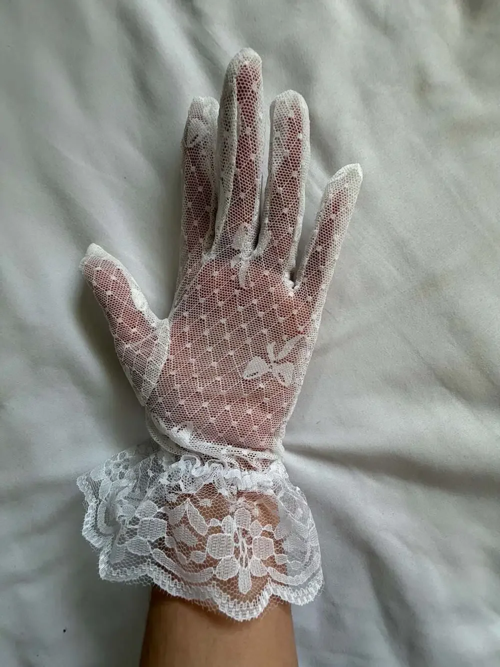 Vintage Style White Lace Wrist-Length Formal Gloves with Ruffle Trim